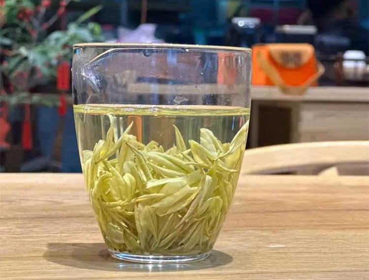 奶白茶是什么颜色，安吉奶白茶茶汤颜色清澈